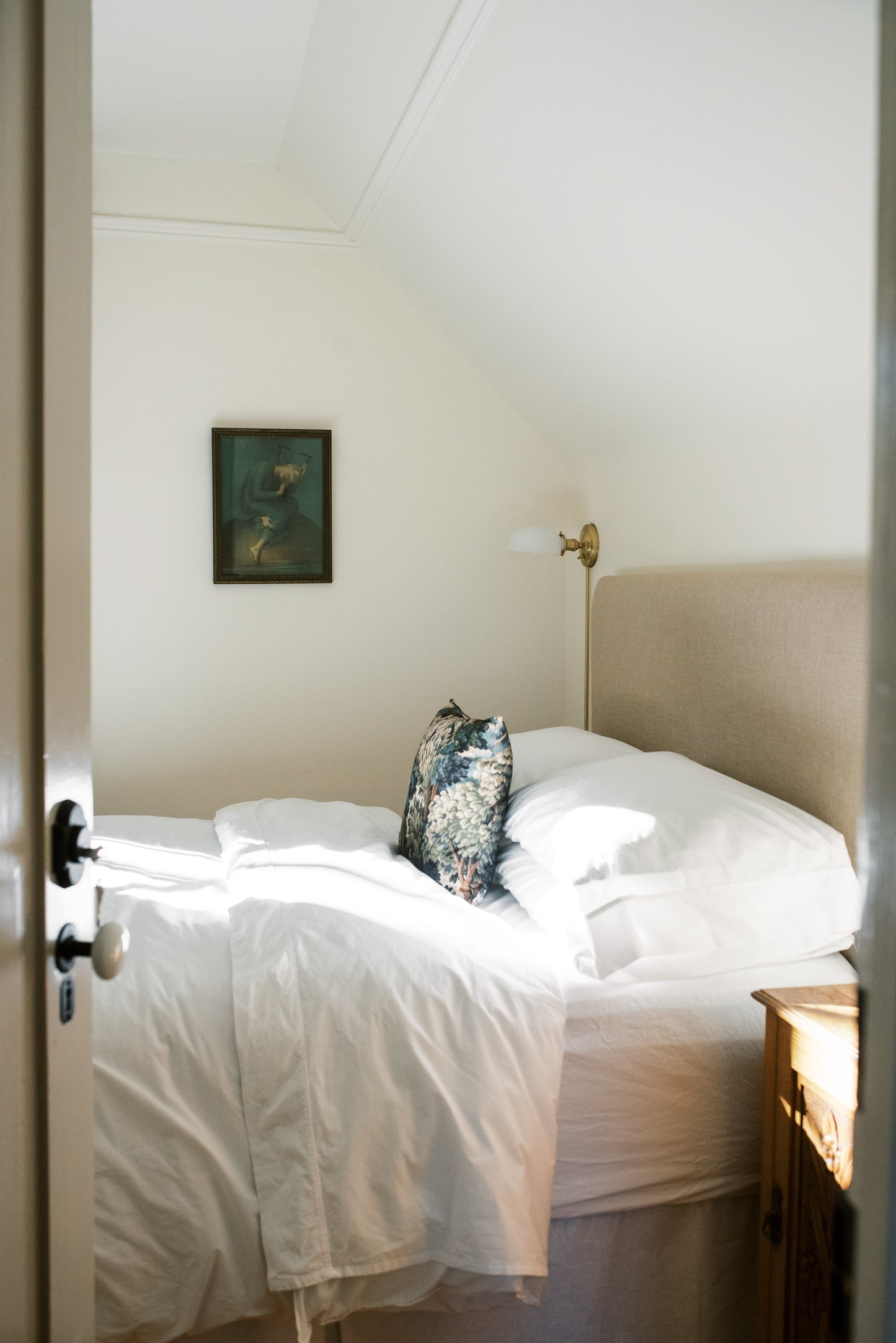SHARED QUEEN & TWIN IN MAIN HOUSE (ROOM 2)